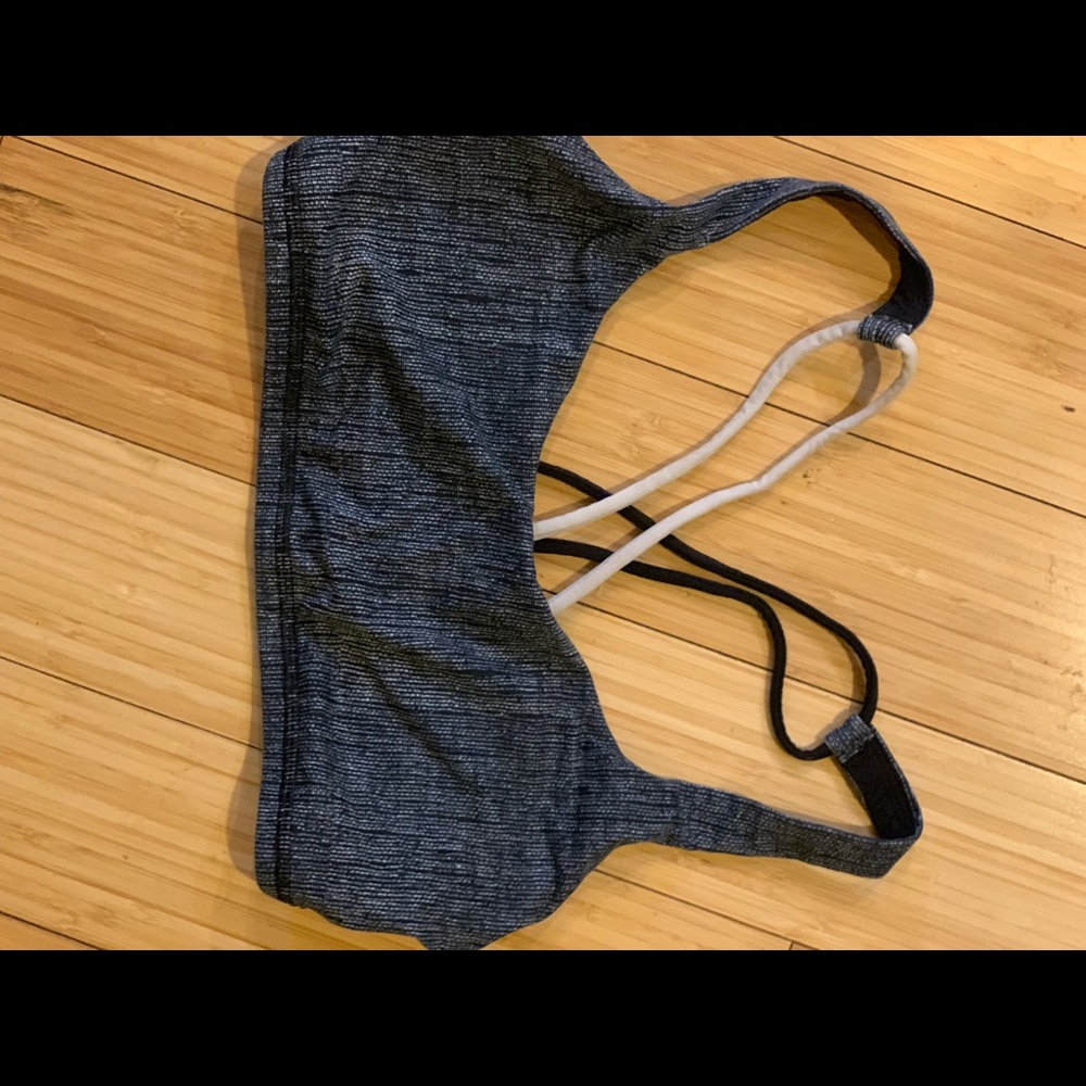 Lululemon sports bra size 4